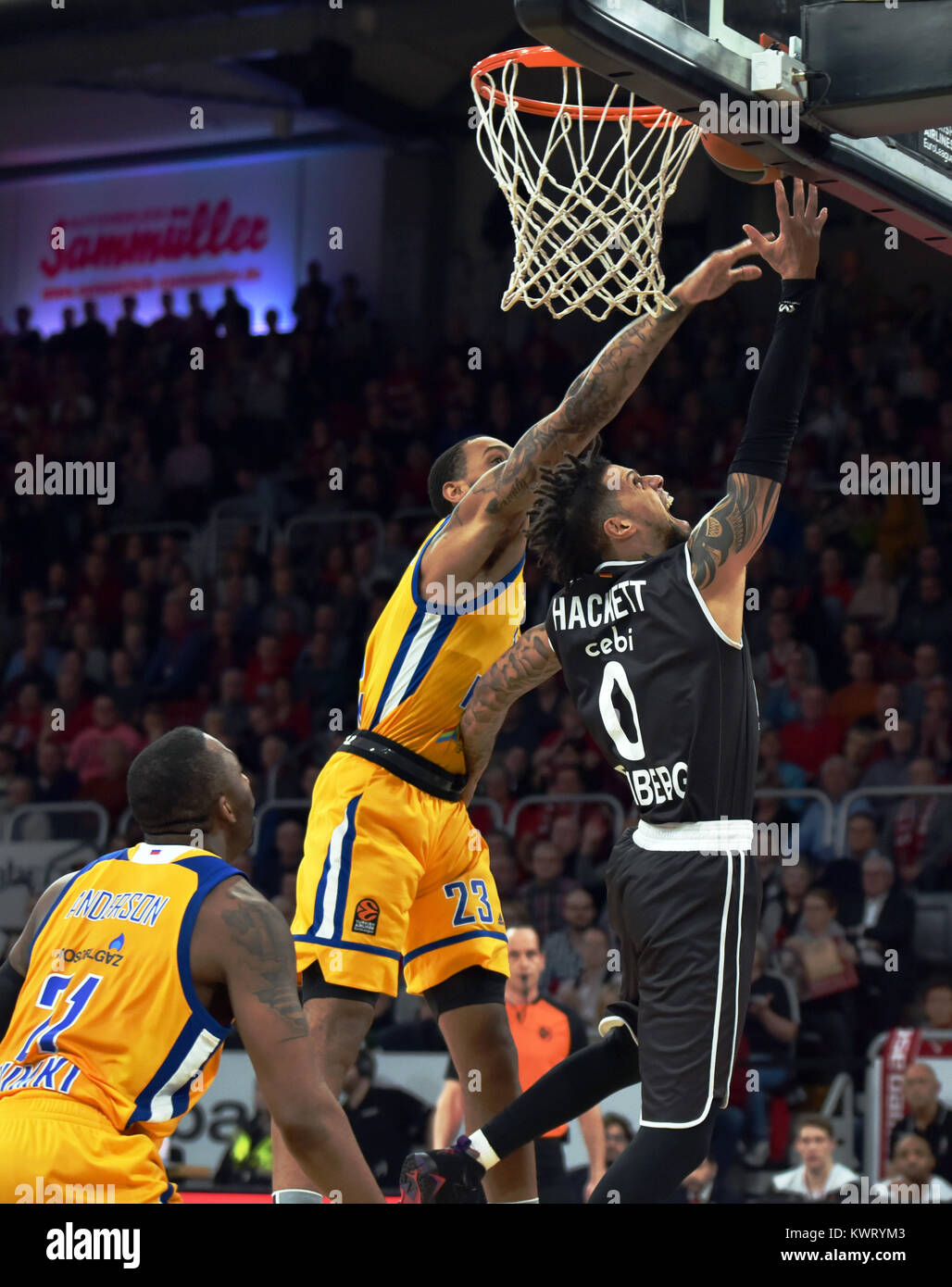 Deutschland, Bamberg, Brose Arena, 05.01.2018, Basketball - Euroleague - Brose Bamberg vs Khimki Moskau - Bild: v. Lk. James Anderson (Khimki Moskau, #21), Malcolm Thomas (Khimki Moskau, Nr. 23), Daniel Hackett (Brose Bamberg, Nr. 0). Foto: HMB Medien/Ryan Evans Stockfoto