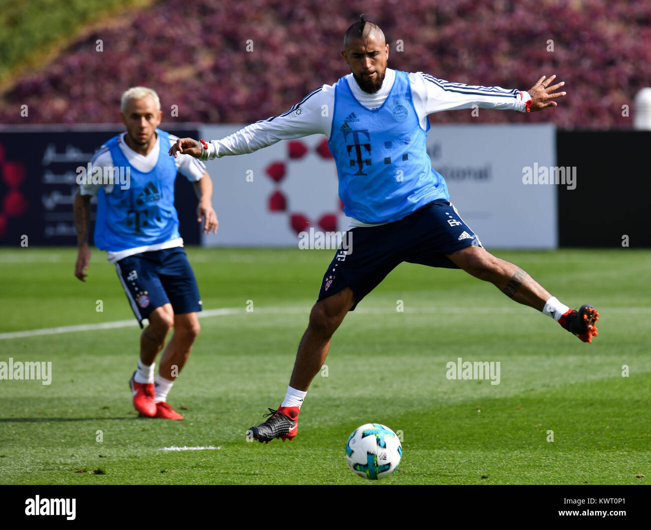 Doha, Qata. 5 Jan, 2018. Bayern München Arturo Vidal (R) nimmt Teil ... Doha, Qata. 5 Jan, 2018. Bayern München Arturo Vidal (R) nimmt Teil ...