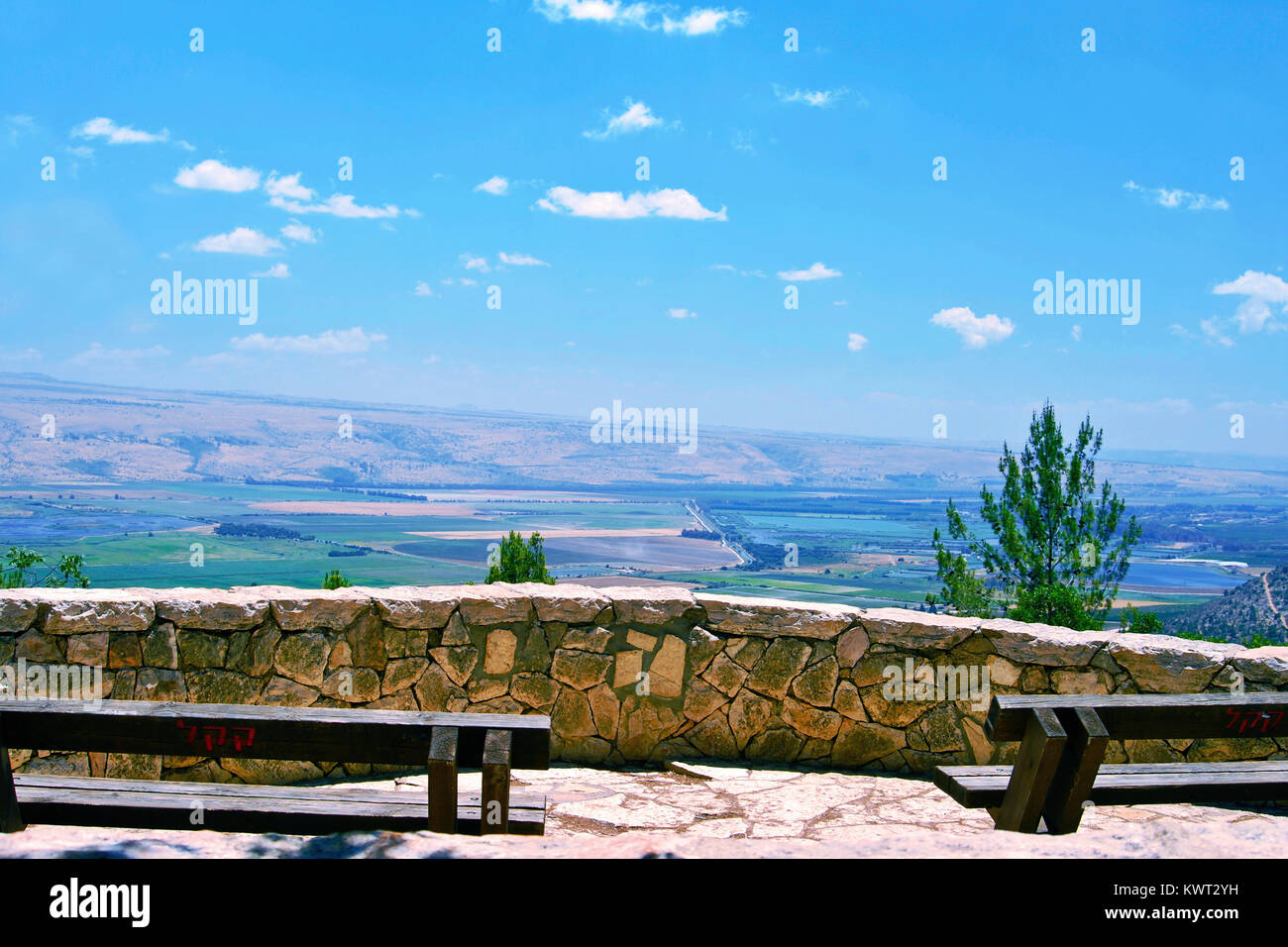 Blick auf den Hula Valley und die Golanhöhen aus der Beobachtung punkt Metzudat Yesha. Stockfoto