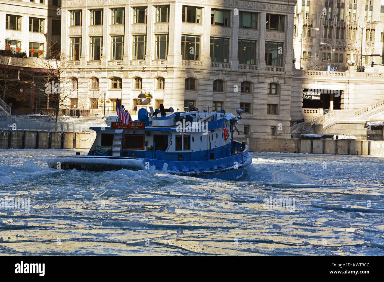 Ein Schubschiff funktioniert bis Eis des Flusses zu brechen, um es zu gewerblichen Verkehr in der Innenstadt von Chicago offen zu halten, da der Januar Temperaturen stürzen. Stockfoto