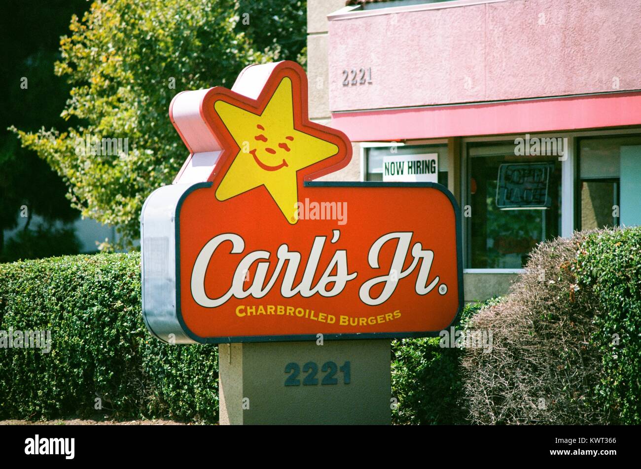 Signage am Fast Food Restaurant Carl Junior Charbroiled Burger im Silicon Valley, Santa Clara, Kalifornien, 17. August 2017. Stockfoto