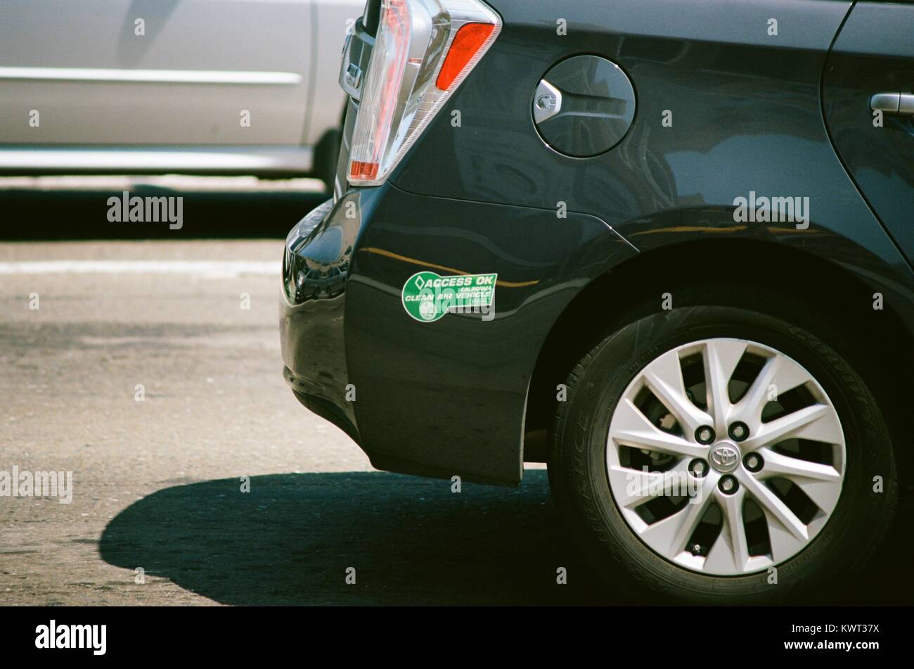 Nahaufnahme der Zugang Ok, Kalifornien saubere Luft Fahrzeug Aufkleber auf der Stoßstange eines schwarzen Toyota Automobile, der anzeigt, dass das Automobil in carpool Lanes fahren können, Silicon Valley, San Jose, Kalifornien, 17. August 2017. Stockfoto