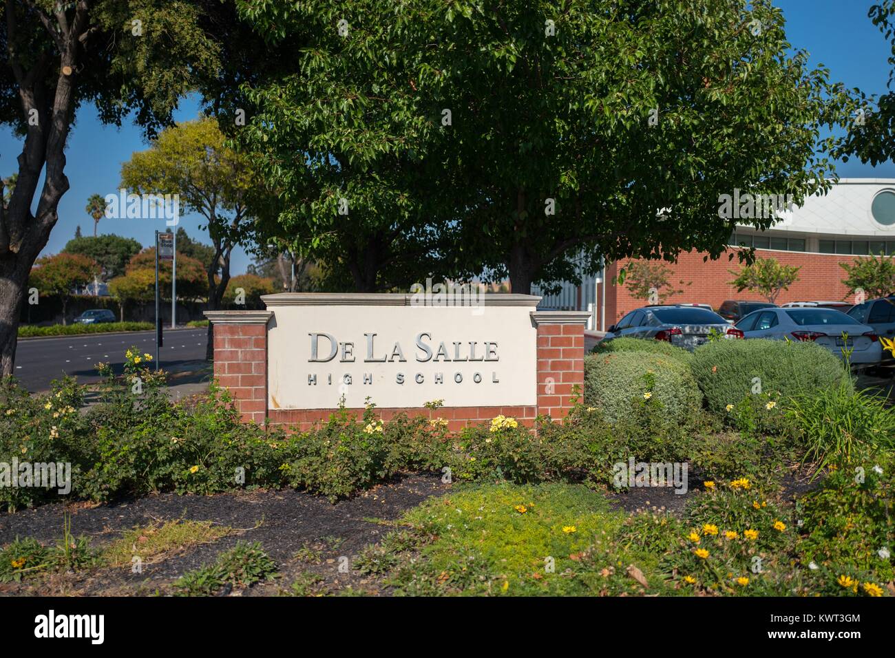Signage für De La Salle High School, eine private katholische Schule in Concord, Kalifornien, 8. September 2017. De La Salle die Spartans Fußball Team ist für seine Aufzeichnung bekannt - die Einstellung 151 gewinnender Streifen, der 12 Jahreszeiten dauerte und endete mit der Niederlage im Jahr 2004. Stockfoto