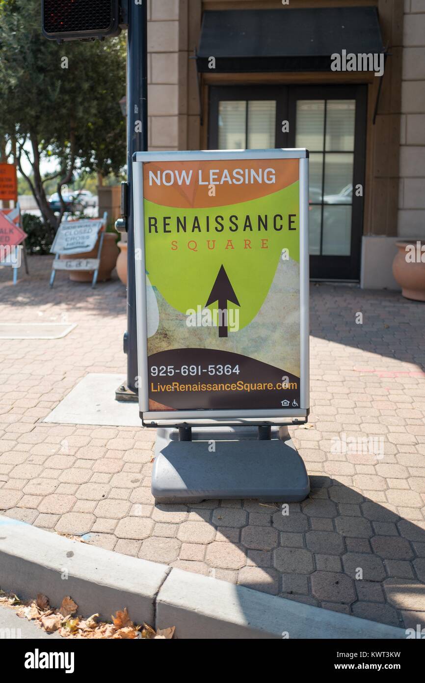 Temporäre Zeichen für die Renaissance Square Apartment Komplex, mit Text lesen' Leasing', in der Innenstadt von Concord, Kalifornien, 8. September 2017. Concord gilt als einer der am schnellsten wachsenden Städte in der San Francisco Bay Area. Stockfoto