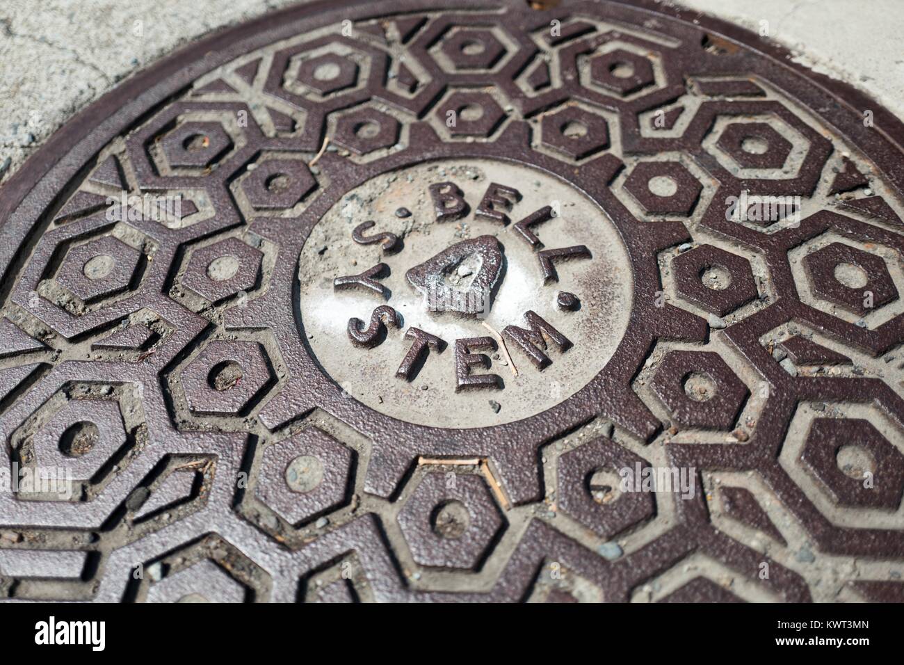 Nahaufnahme der Telekommunikation Kanaldeckel mit Logo für die Telefongesellschaft Bell Systeme, Concord, Kalifornien, 8. September 2017. Stockfoto