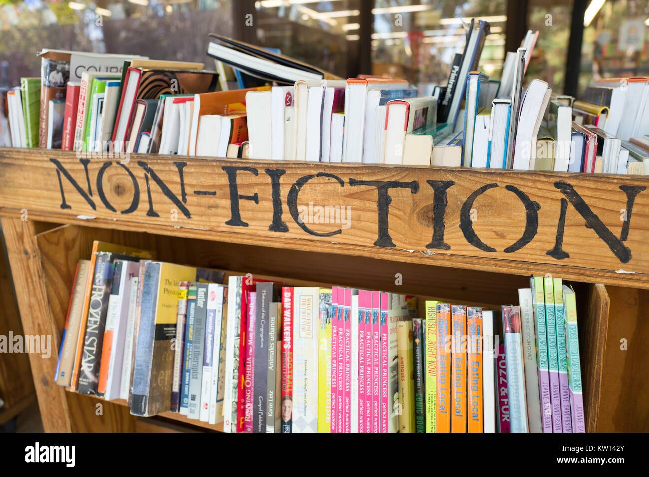 Warenkorb mit Büchern außerhalb einer unabhängigen Buchhandlung in der Innenstadt von Concord, Kalifornien, mit Hand-stenciled schriftzug lesen "Non Fiction", 8. September 2017. Stockfoto