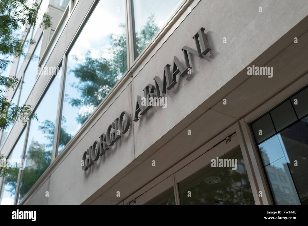 Schild an der Fassade der gehobenen Clothing Store Giorgio Armani auf der Madison Avenue in der Upper East Side von Manhattan, New York City, New York, 15. September 2017. () Stockfoto
