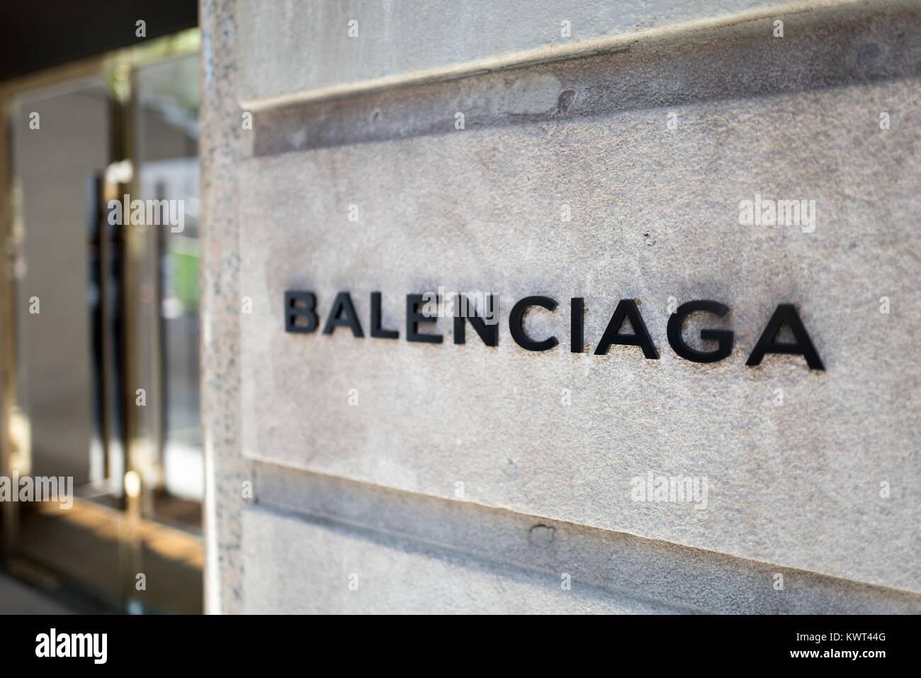 In der Nähe von Beschilderungen für die Balenciaga upscale shoe Boutique auf der Madison Avenue in der Upper East Side von Manhattan, New York City, New York, 15. September 2017. () Stockfoto