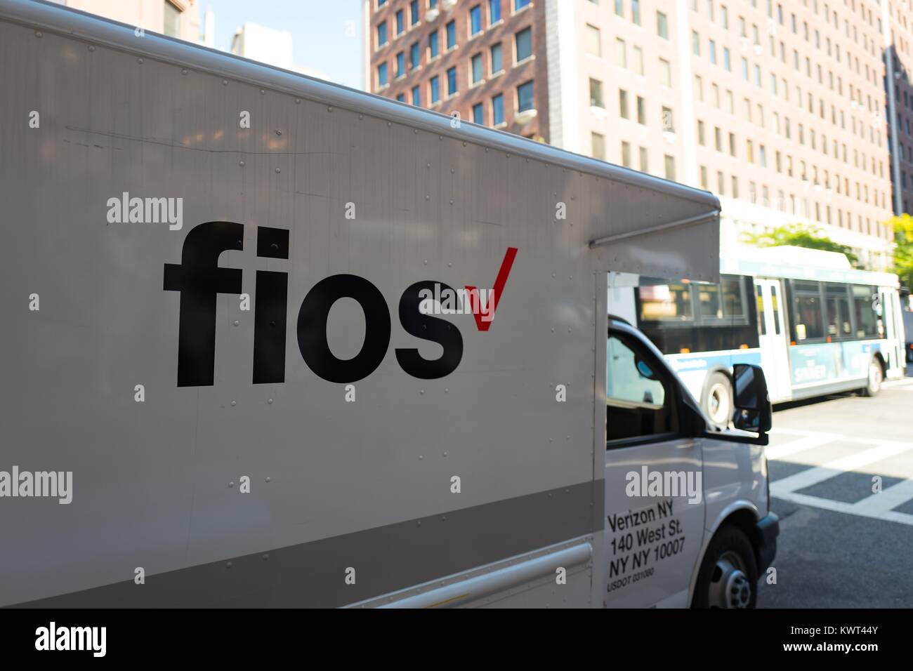 Logo für das Verizon Fios Fiber Optic Internet Service auf der Seite von einem Lkw auf der Madison Avenue in der Upper East Side von Manhattan, New York City, New York, 15. September 2017. () Stockfoto