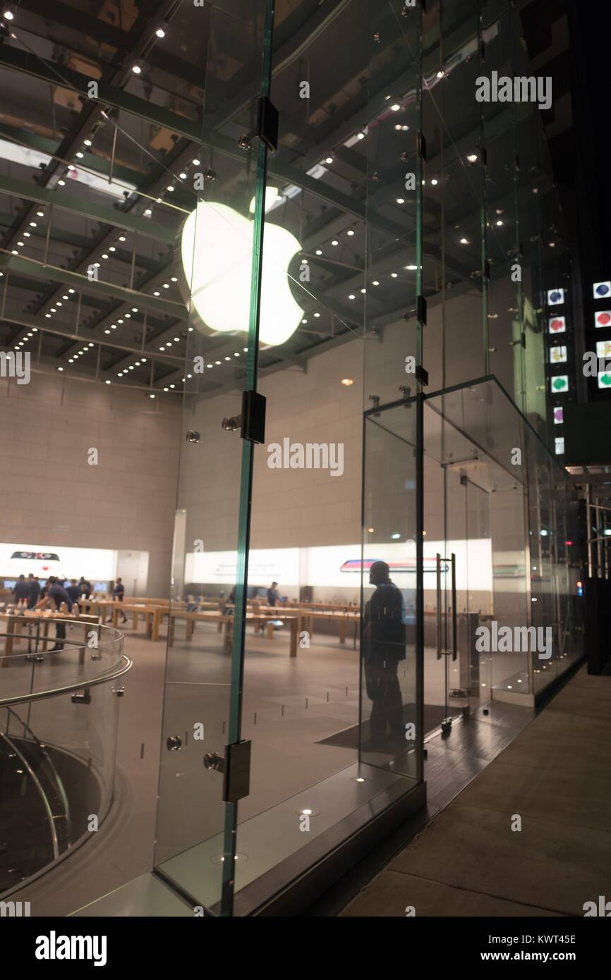 Blick durch die Frontscheibe des Apple Store an der Upper West Side, einer der Flaggschiff Apple Stores in Manhattan, New York City, New York, in der Nacht, 14. September 2017. () Stockfoto