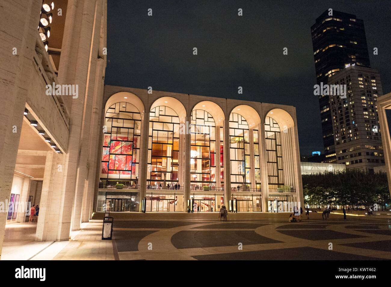 Lincoln Center bei Nacht, mit Plaza und Gebäude sichtbar, in Manhattan, New York City, New York, 14. September 2017. () Stockfoto