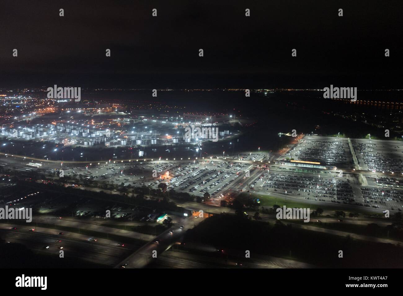 Luftaufnahme in der Nacht von Queens, New York, einschließlich einer großen beleuchteten Parkplatz, 13. September 2017. Stockfoto