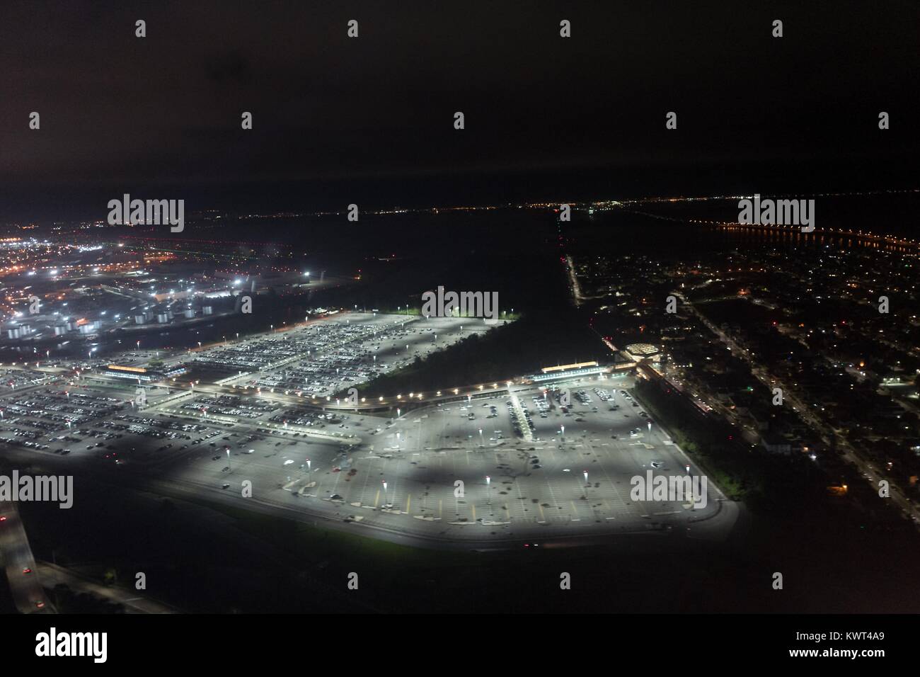 Luftaufnahme in der Nacht von Queens, New York, einschließlich einer großen beleuchteten Parkplatz, 13. September 2017. Stockfoto