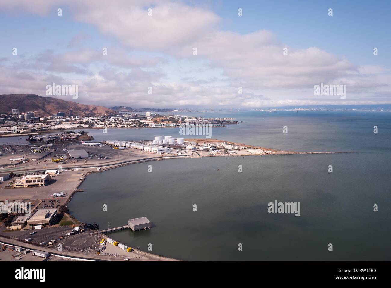 Die Bucht von San Francisco, dem Wasserflugzeug Hafen, City College in San Francisco und Teile des San Francisco International Airport sind in diesem Luftbild von South San Francisco, Kalifornien, USA, 13. September 2017 sichtbar. Stockfoto