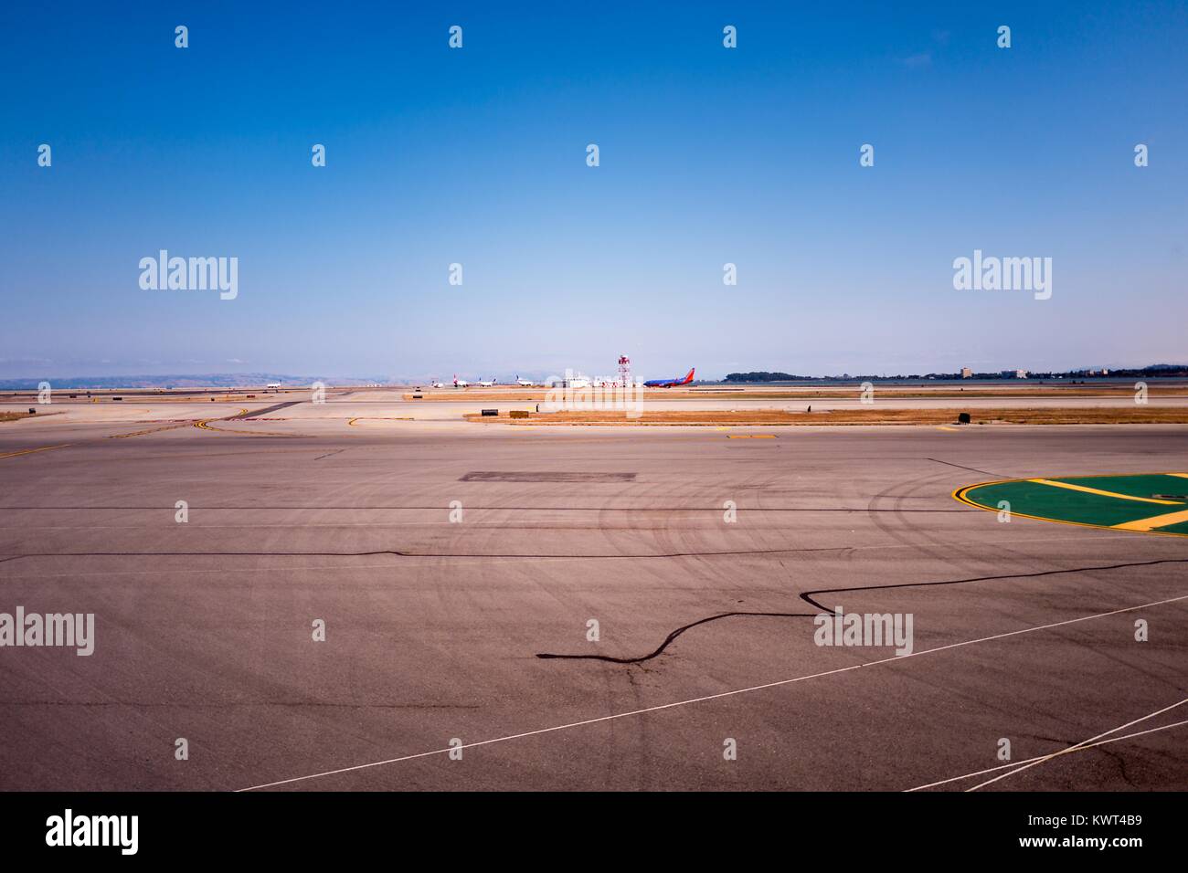Asphalt und Start- und Landebahn an einem sonnigen Tag am Flughafen San Francisco International (SFO), San Francisco, Kalifornien, USA, 13. September 2017. Stockfoto