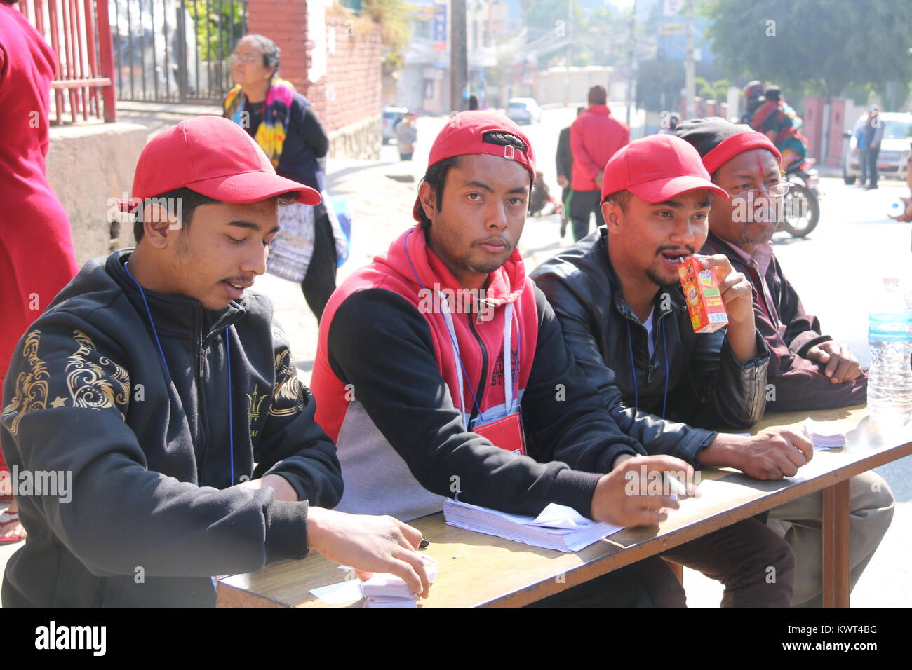 Millionen von nepalesischen Stimmen in der zweiten Phase der Parlamentarischen & Provinzversammlung Wahlen in zwei Phasen am 26. November und 7. Dezember 2017. Stockfoto