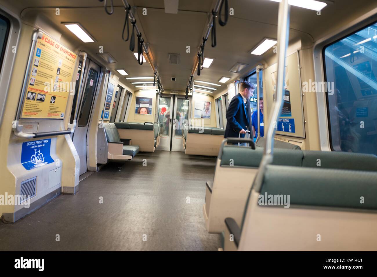 Ein Mann im Anzug verlässt eine Bay Area Rapid Transit (BART)-light rail Zug am San Francisco International Airport, San Francisco, Kalifornien, USA, 13. September 2017. Stockfoto