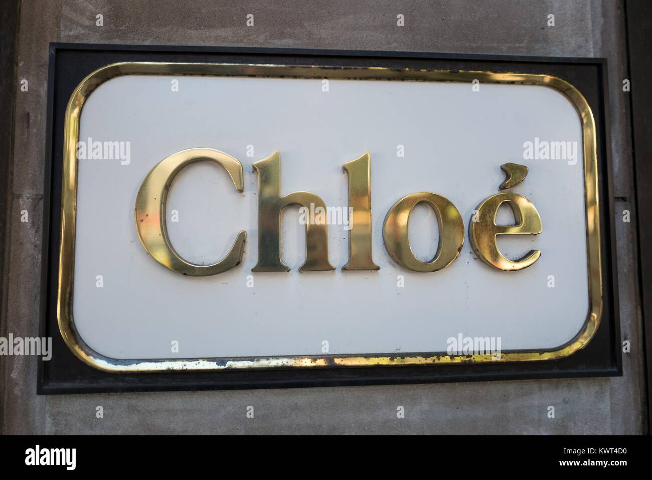 In der Nähe von Beschilderungen für Chloe upscale Boutique auf der Madison Avenue in der Upper East Side von Manhattan, New York City, New York, 15. September 2017. () Stockfoto