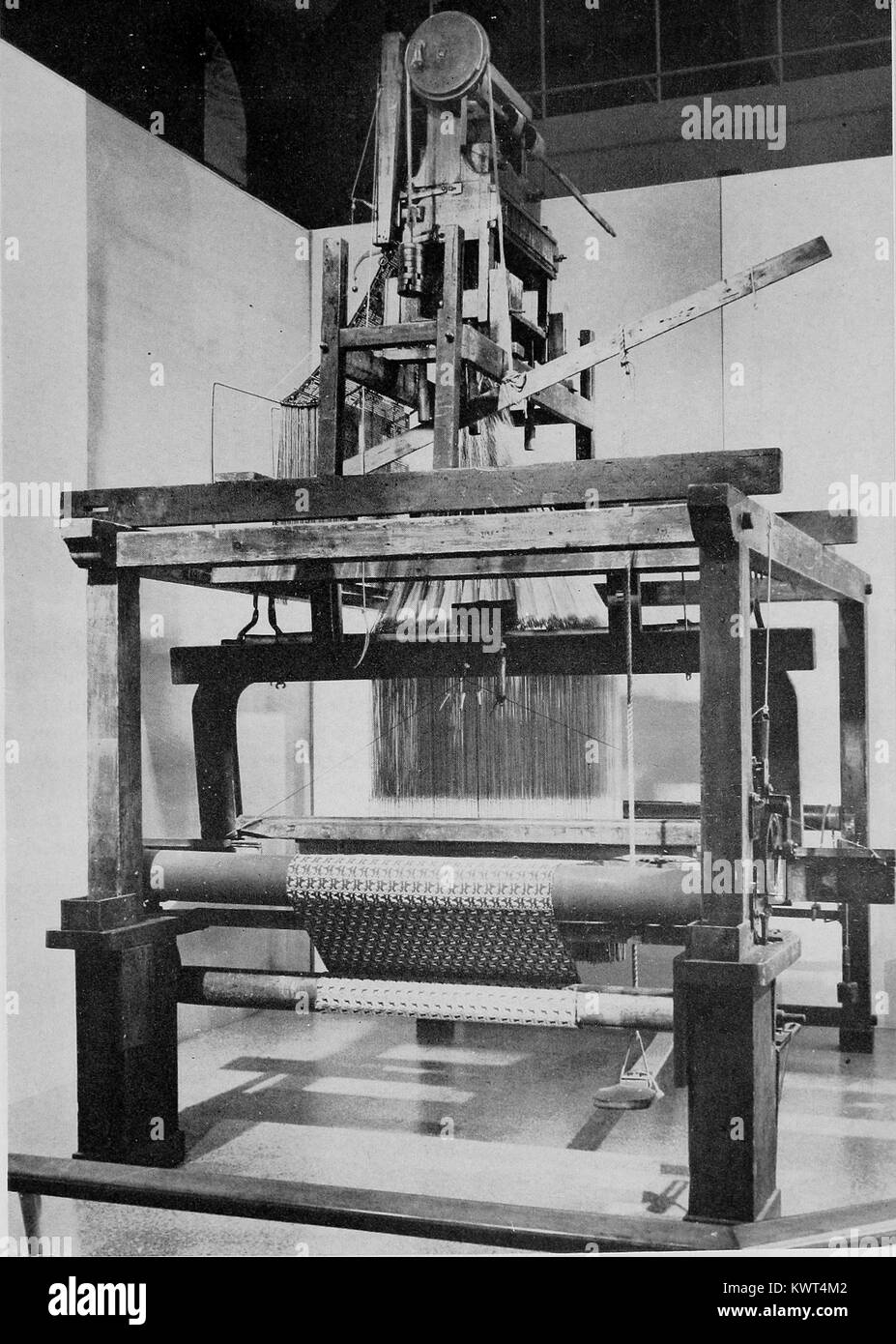 Foto eines antiken französischen Webstuhl, der mit einem Jacquard Anlage nachgerüstet wurde, so dass der mechanisch zu weben, komplexen Gewebe designs Webstuhl, Frankreich, 1951. Mit freundlicher Genehmigung Internet Archive. Stockfoto
