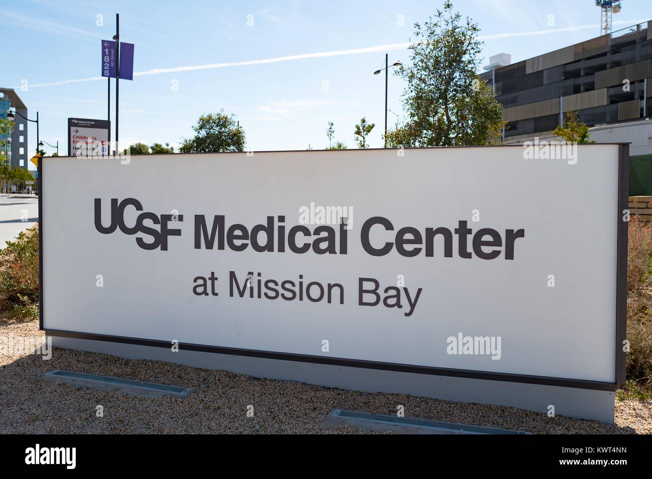 Schild am Mission Bay Campus der Universität von Kalifornien San Francisco (UCSF) Medical Center in San Francisco, Kalifornien, USA, 29. September 2017. () Stockfoto