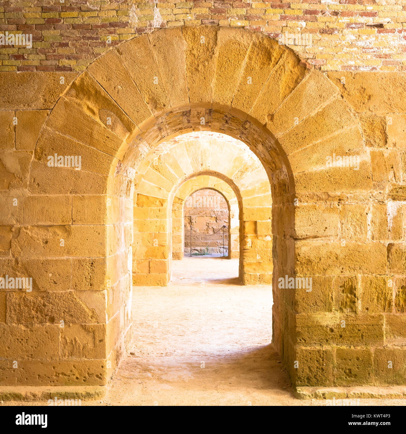 Italien - die Alte Burg von Syrakus in Sizilien. Bögen aus Stein in der Perspektive. Stockfoto