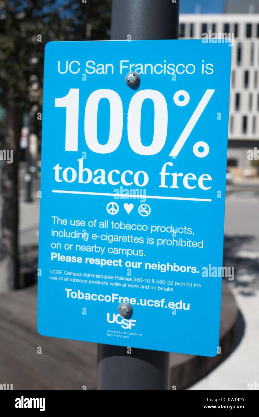 Schild am Mission Bay Campus der Universität von Kalifornien San Francisco (UCSF) Medical Center in San Francisco, Kalifornien, die besagt, dass der Campus ist Tabak, und dass beide rauchen und vaping (die Verwendung von e-Zigaretten) verboten ist, 29. September 2017. () Stockfoto