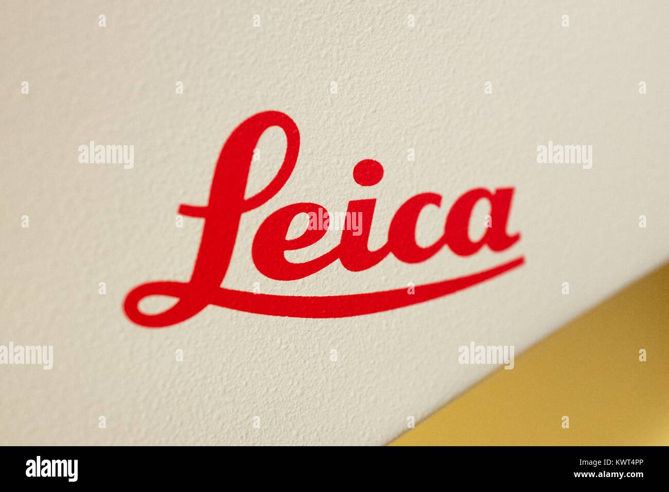 Close-up Logo für Deutschen medizinischen, wissenschaftlichen und High-End-Kamera Hersteller Leica, an der Seite eines medizinischen Geräts an einem Krankenhaus in Walnut Creek, Kalifornien, 28. September 2017. () Stockfoto