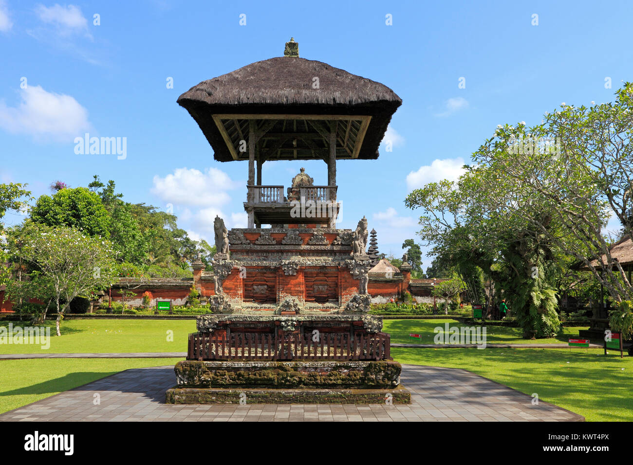 Ballen Pengubengan auf dem Gelände der Pura Taman Ayun, der königliche Tempel von Mengwi, Badung, Bali, Indonesien. Stockfoto Ballen Pengubengan auf dem Gelände der Pura Taman Ayun, der königliche Tempel von Mengwi, Badung, Bali, Indonesien. Stockfoto
