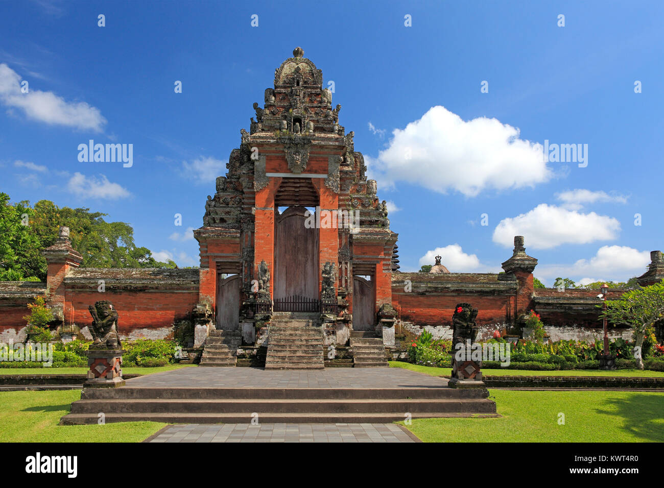 Die Paduraksa, das heilige Tor zum Heiligen Tempel Pura Taman Ayun, der königliche Tempel von Mengwi, Badung, Bali, Indonesien. Stockfoto Die Paduraksa, das heilige Tor zum Heiligen Tempel Pura Taman Ayun, der königliche Tempel von Mengwi, Badung, Bali, Indonesien. Stockfoto