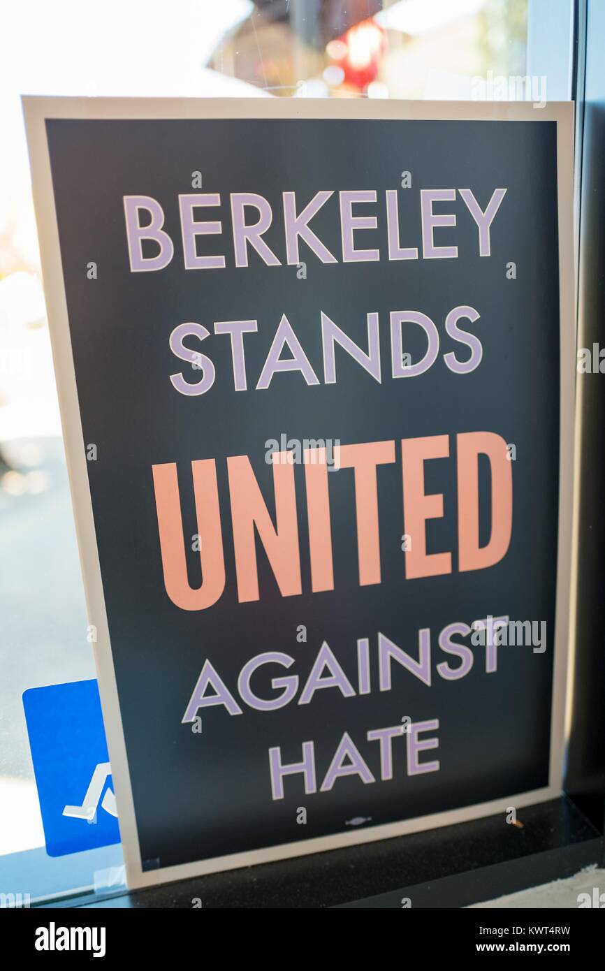 Poster in einem Schaufenster in Berkeley, Kalifornien, Lesen "Berkeley steht United gegen Hass', Teil einer Stadt - LED-Antwort auf 'alt Rechts "Organisationen" "marxistischen" Proteste in der Stadt, 27. September 2017. () Stockfoto