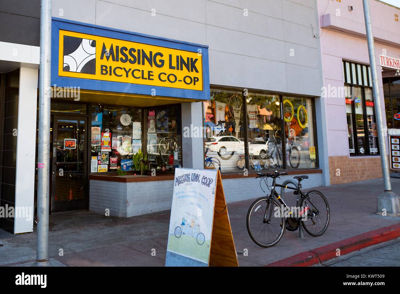 Fassade der Missing Link Fahrrad Co-op (kooperative Organisation), eine Fahrradreparaturwerkstatt ursprünglich 1971 gegründet, in der Innenstadt von Berkeley, Kalifornien, 6. Oktober 2017. () Stockfoto