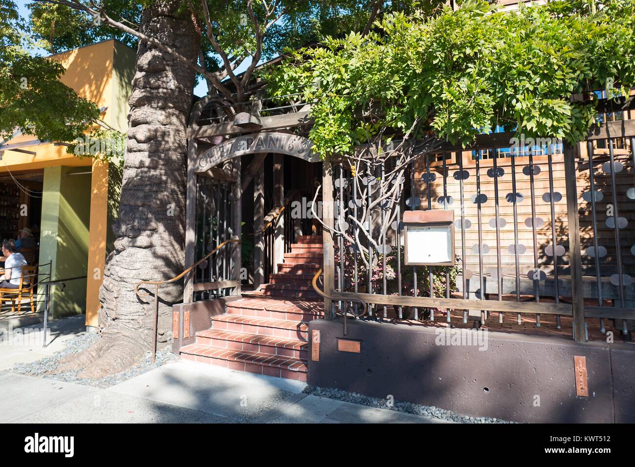 Fassade der Chez Panisse, das Flaggschiff Restaurant von Ikonischen restaurateur Alice Waters, der oft mit Beginn der Kalifornische Küche und neue American Food Bewegungen gutgeschrieben, in der Gourmet Ghetto (Norden Shattuck) Nachbarschaft von Berkeley, Kalifornien, 6. Oktober 2017. () Stockfoto