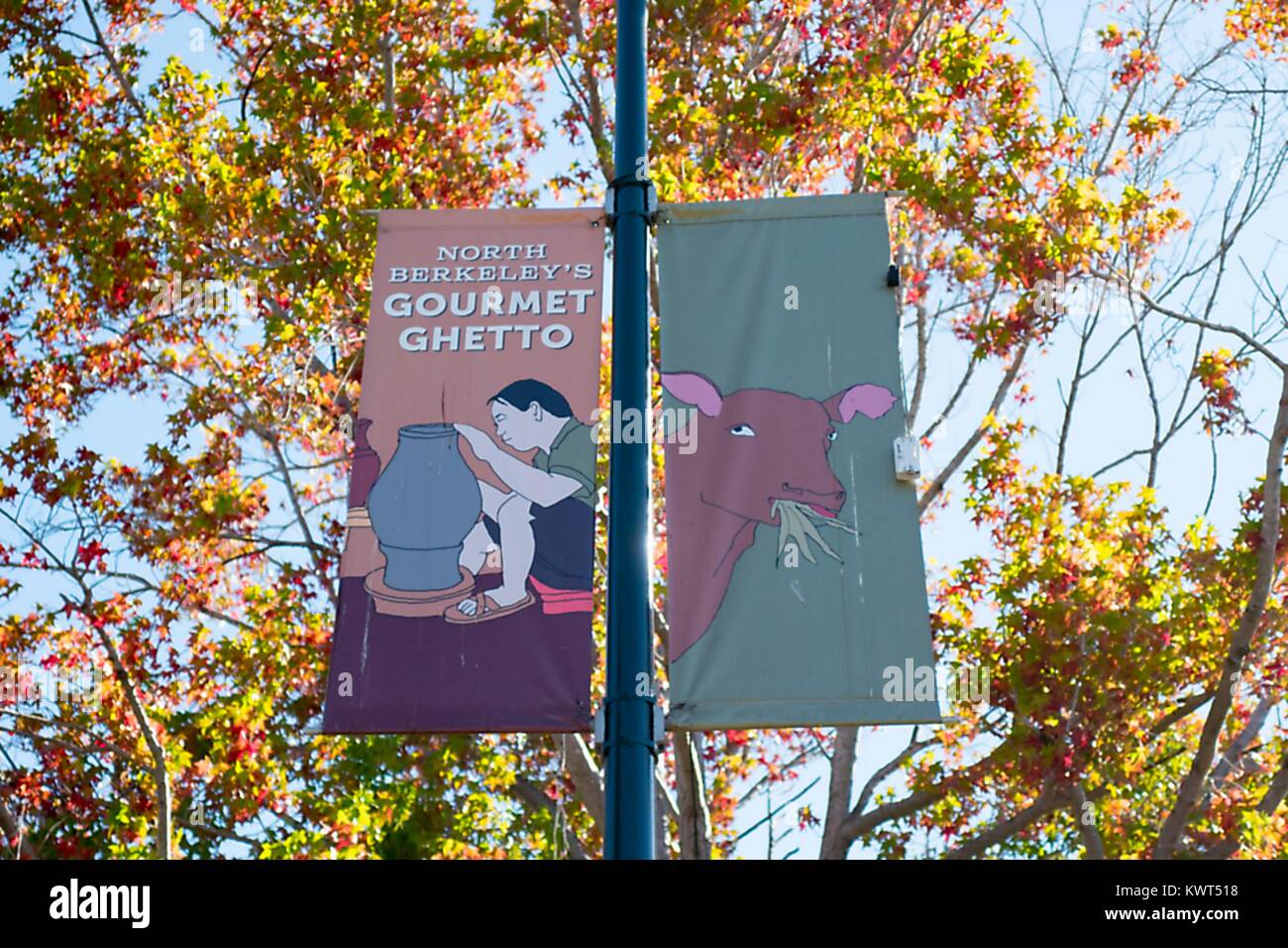Schild "North Berkeley Gourmet Ghetto' und mit Bildern von einer Kuh und ein Töpfer, in der Gourmet Ghetto (Norden Shattuck) Nachbarschaft von Berkeley, 6. Oktober 2017. () Stockfoto