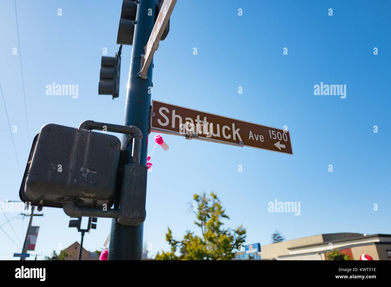 In der Nähe von Road Sign für Shattuck Avenue, der Hauptstraße in der Gourmet Ghetto (Norden Shattuck) Nachbarschaft von Berkeley, Kalifornien, 6. Oktober 2017. () Stockfoto