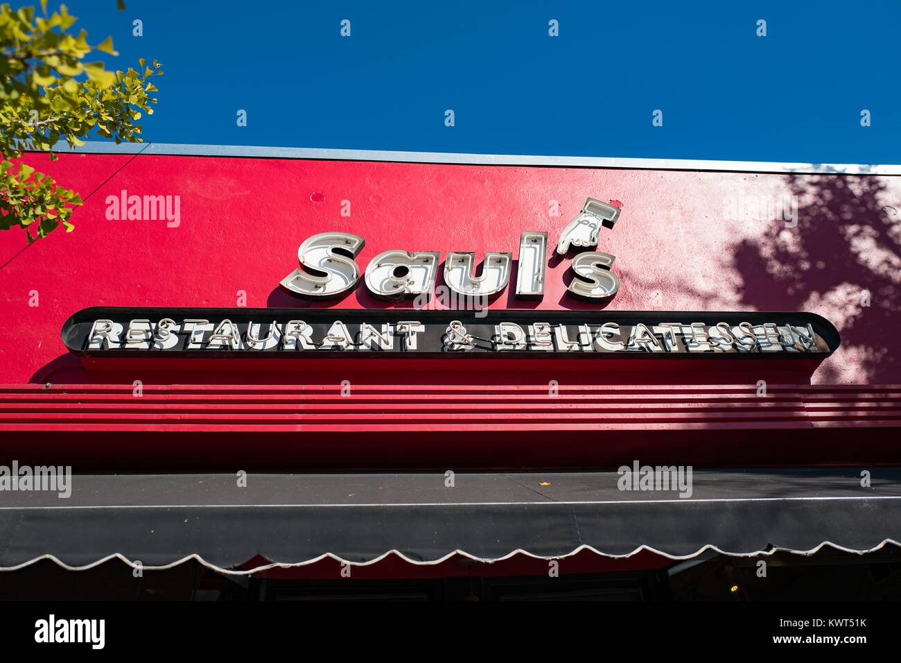Zeichen für Saul's Deli, ein iconic New York Delikatessen Restaurant im Gourmet Ghetto (Norden Shattuck) Nachbarschaft von Berkeley, Kalifornien, 6. Oktober 2017. () Stockfoto