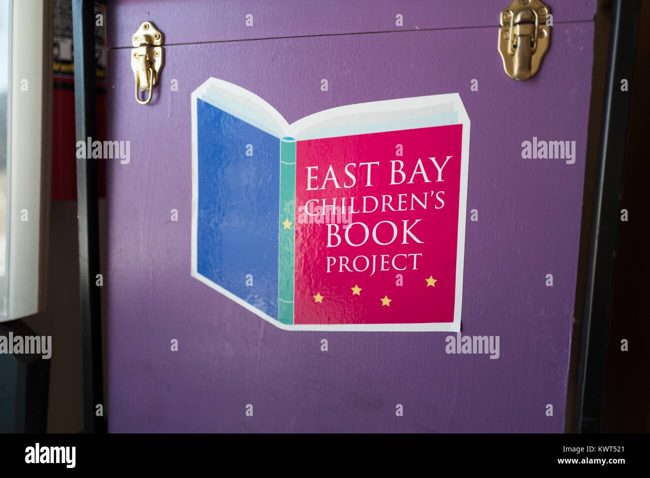 Close-up Logo auf einem Briefkasten für den Osten der Bucht Kinder Buch Projekt Nächstenliebe, die Bücher für Kinder in Not, im Gourmet Ghetto (Norden Shattuck) Nachbarschaft von Berkeley, Kalifornien, 6. Oktober 2017. () Stockfoto