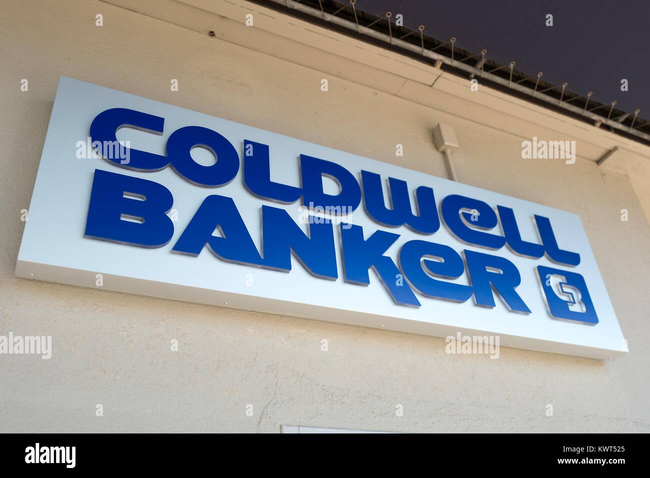 In der Nähe von Zeichen mit Logo für Immobilienunternehmen Coldwell Banker in der Gourmet Ghetto (Norden Shattuck) Nachbarschaft von Berkeley, Kalifornien, 6. Oktober 2017. () Stockfoto