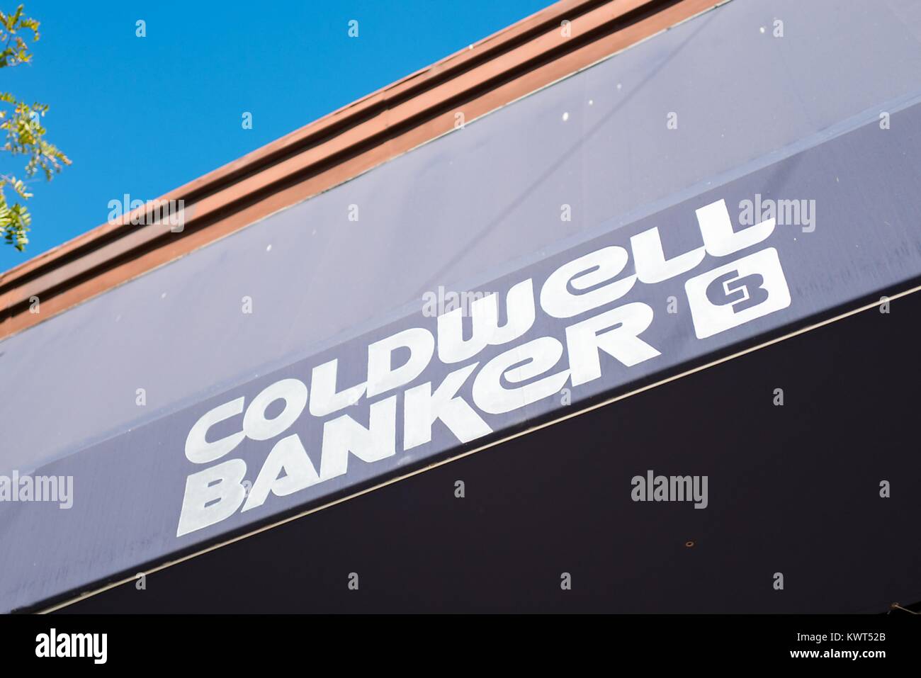Zeichen für Coldwell Banker real estate agent Zweig in der Gourmet Ghetto (Norden Shattuck) Nachbarschaft von Berkeley, Kalifornien, 6. Oktober 2017. () Stockfoto