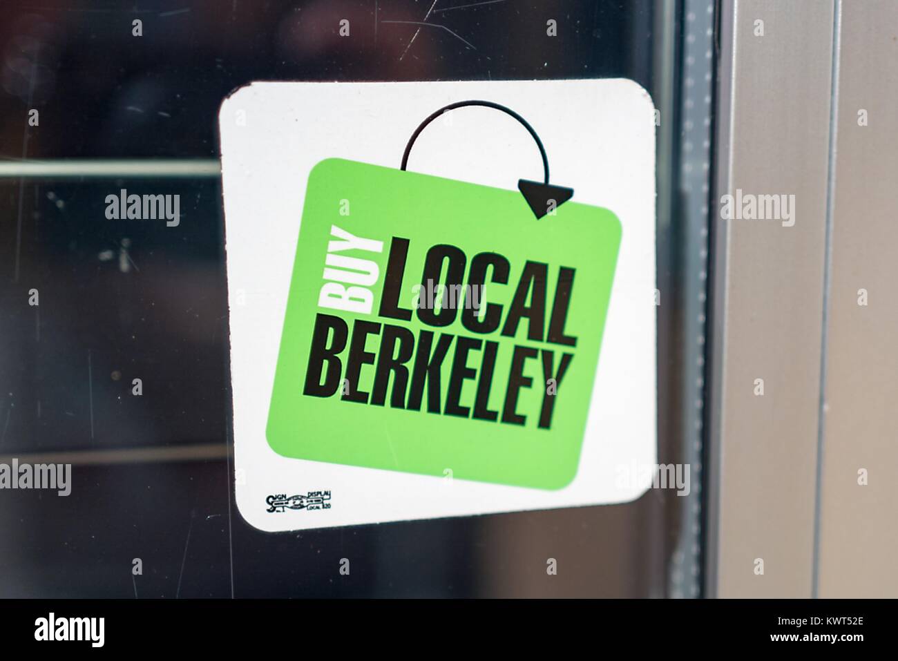 Aufkleber auf Store Fenster lesen Kaufen lokale Berkeley, Förderung Besucher Käufe von lokalen kleine Gewerbebetriebe, in der Gourmet Ghetto (Norden Shattuck) Nachbarschaft von Berkeley, Kalifornien, 6. Oktober 2017. () Stockfoto