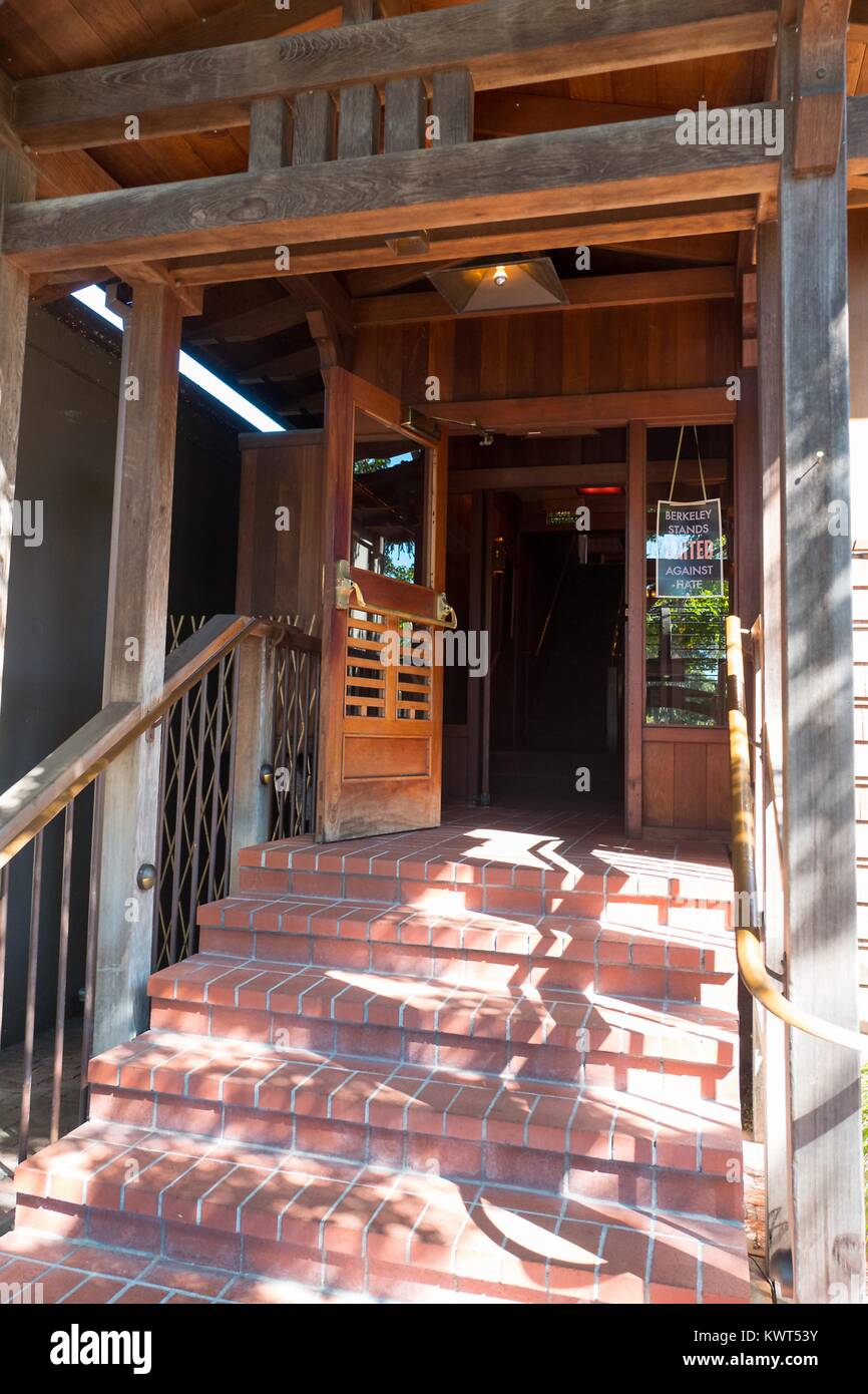 Eingangsbereich im Chez Panisse, das Flaggschiff Restaurant von Ikonischen restaurateur Alice Waters, der oft mit Beginn der Kalifornische Küche und neue American Food Bewegungen gutgeschrieben, in der Gourmet Ghetto (Norden Shattuck) Nachbarschaft von Berkeley, Kalifornien, 6. Oktober 2017. () Stockfoto