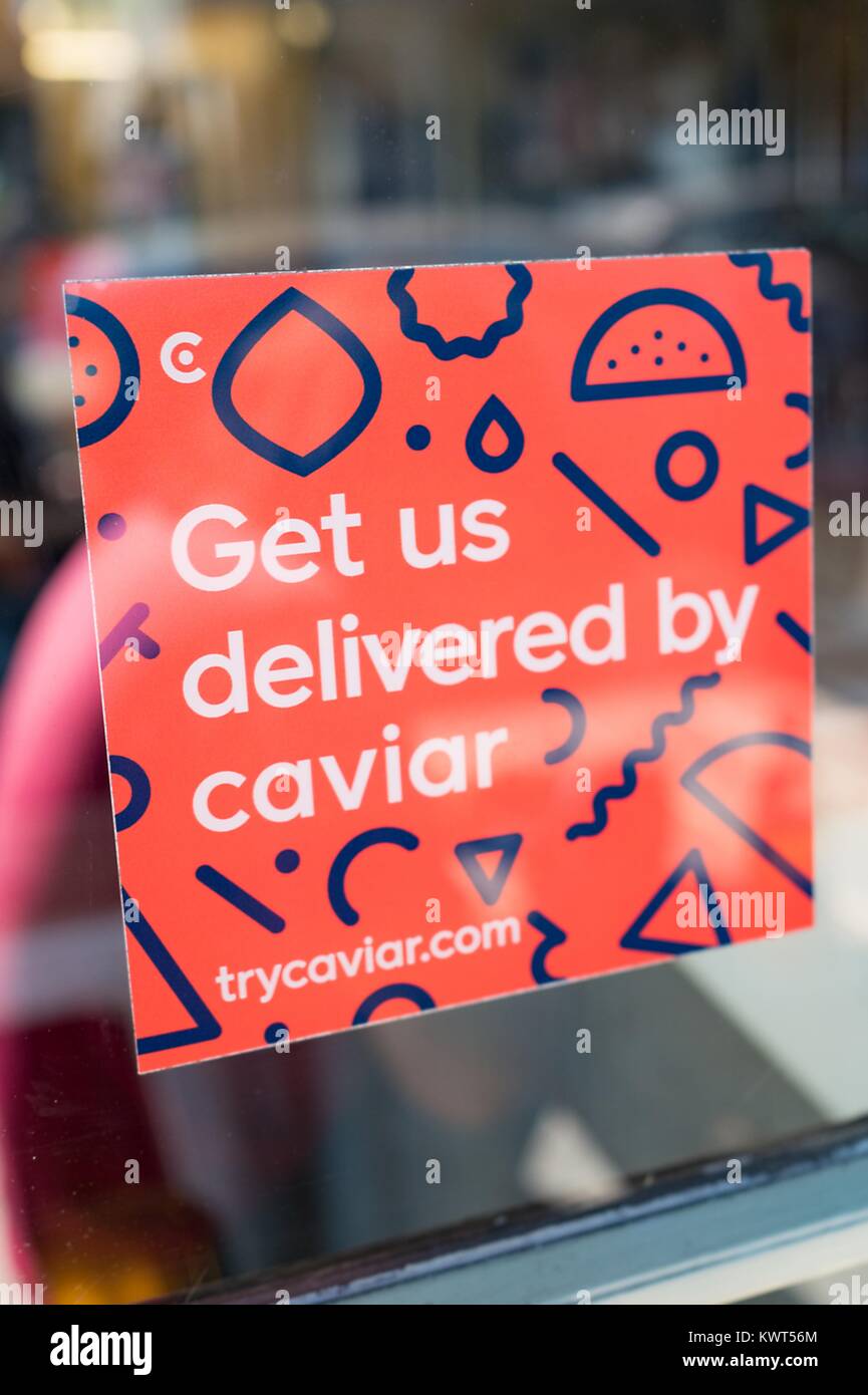 Schild mit der Aufschrift 'Lernen Sie uns von Kaviar' ausgeliefert, Werbung der Gourmet Food Delivery app Kaviar, im Gourmet Ghetto (Norden Shattuck) Nachbarschaft von Berkeley, Kalifornien, 6. Oktober 2017. () Stockfoto