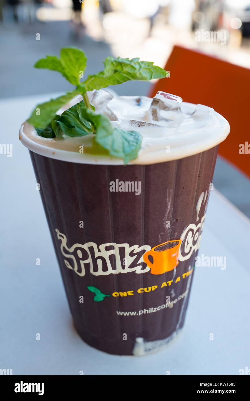 Nahaufnahme einer Mint Mojito trinken Kaffee, unter den signage Getränke von Philz Kaffee, einem beliebten kalifornischen Über Artisan/Kette in der Gourmet Ghetto (Norden Shattuck) Nachbarschaft von Berkeley, Kalifornien, 6. Oktober 2017 gießen. () Stockfoto