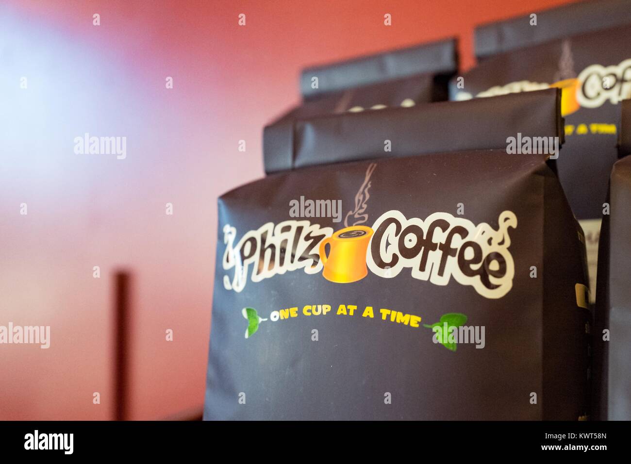 In der Nähe von Kaffee Taschen mit Logo an Philz Kaffee, einem beliebten kalifornischen Gießen über Artisan/Kette in der Gourmet Ghetto (Norden Shattuck) Nachbarschaft von Berkeley, Kalifornien, 6. Oktober 2017. () Stockfoto