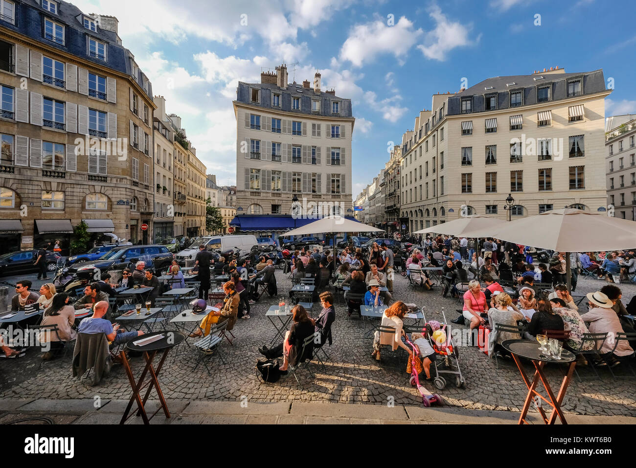 Frankreich, Paris, Place de l'Odéon, verwandelte sich in ein Cafe vor einer Aufführung im Theater des Odeon. Stockfoto