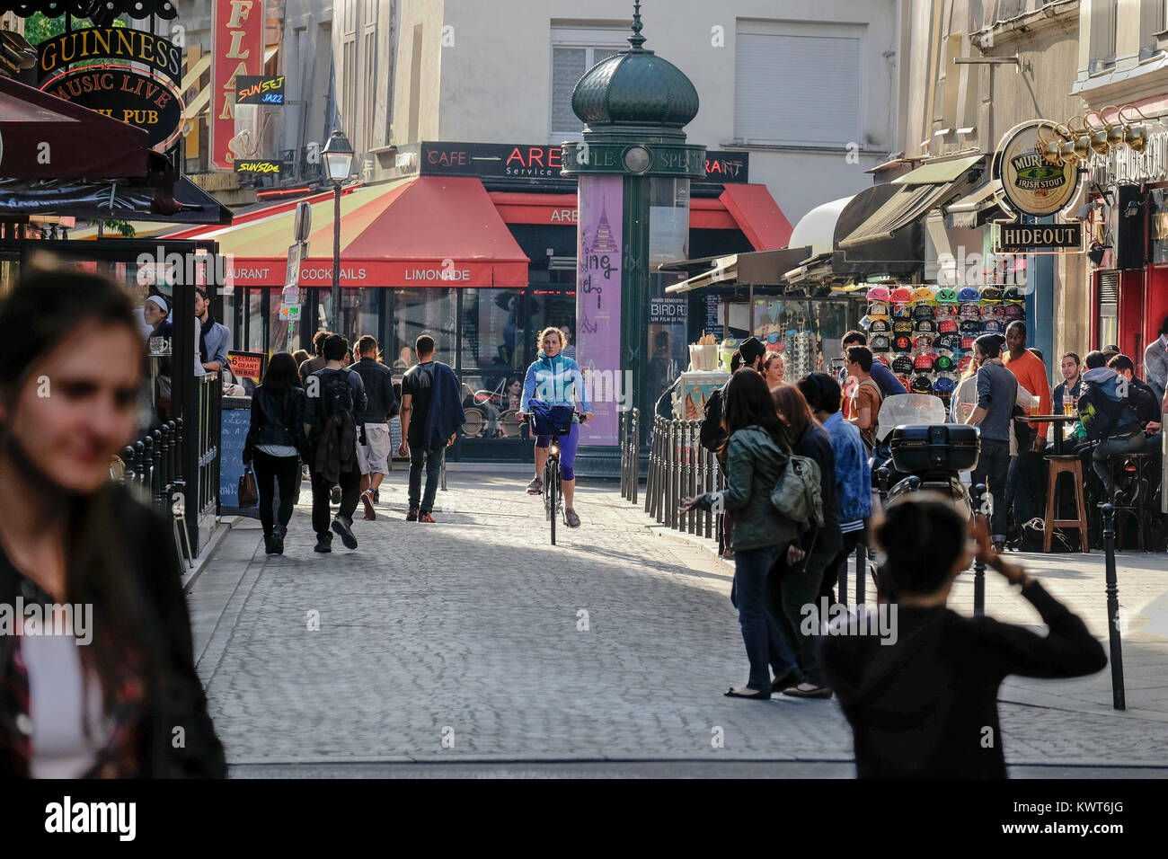 Frankreich, Paris, Radfahrer in der Straße entlang mit Fußgängern in einem typischen Viertel der Stadt. Stockfoto