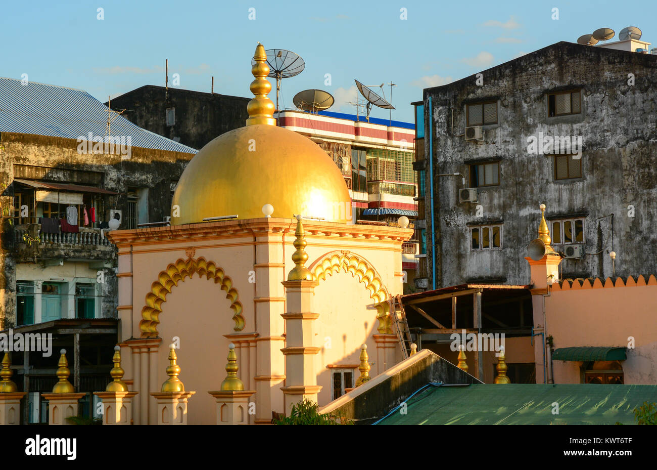 Yangon, Myanmar - Jan 14, 2015. Alte Gebäude mit goldenen Kuppel in der Innenstadt von Yangon, Myanmar. Yangon ist die größte Stadt in Myanmar mit Bevölkerung über Stockfoto
