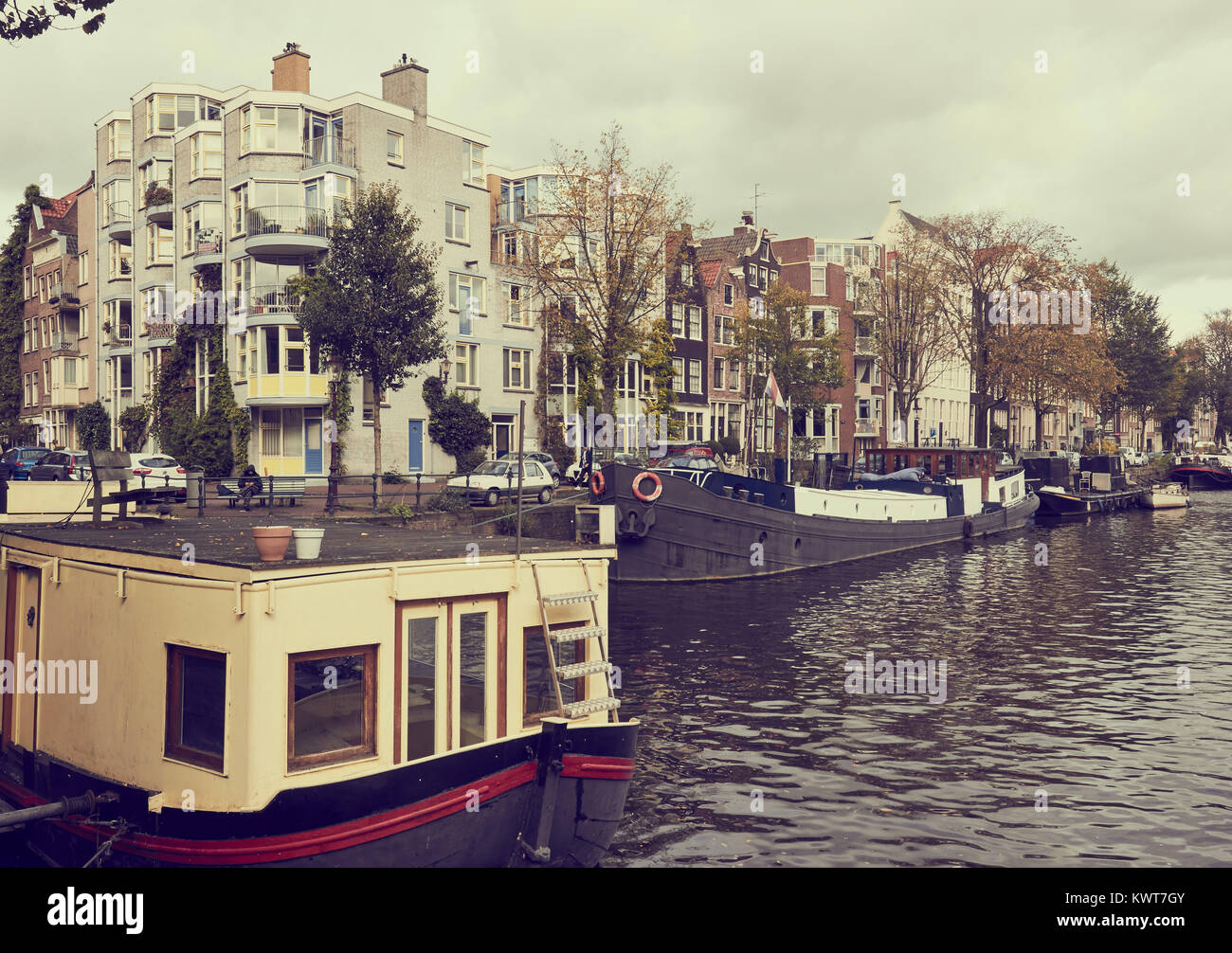 Blick entlang der Oude Schans ein breiter Kanal im östlichen Teil der Innenstadt, Amsterdam, Holland Stockfoto