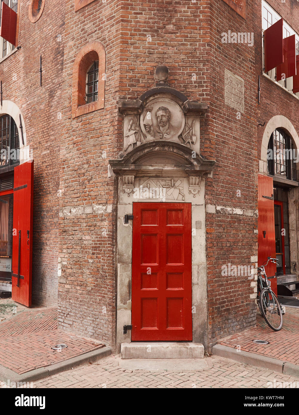 Dekorative Verkleidung, die eine Gilde auf 15. Jahrhundert (1488) Waag (Waage), Nieuwmarkt, Amsterdam, Niederlande. Stockfoto