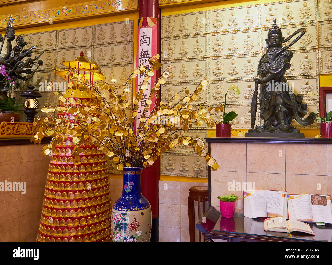 Innenraum der Buddhistischen Fo Guang Shan er Hua Tempel mit Wünschen, Baum, Amsterdam, Niederlande Stockfoto