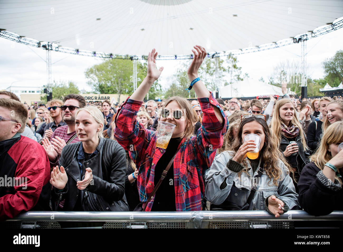 Enthusiastisch und energiegeladene Musik Fans und festivalgoers genießen Sie jede Sekunde ein Live Konzert mit dem amerikanischen Sänger Matthew E. weiß wer führt an der beliebten dänischen Musik Festival Northside 2015 in Aarhus. Dänemark, 14.06 2015. Stockfoto